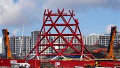 Z v�e ArcelorMittal Orbit, která bude se svými 114 metry nejv�t�í stavbou Velké Británie, dosud stojí asi 50 metr�.