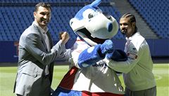 Zleva: Vladimir Kli�ko, maskot Hamburku, David Haye