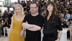 Lars von Trier s Kirsten Dunstovou a Charlottou Gainsbourgovou p�i uvedení filmu