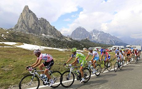 Peloton Giro dItalia (zleva: Contador, Nibali, Kreuziger a Scarponi).