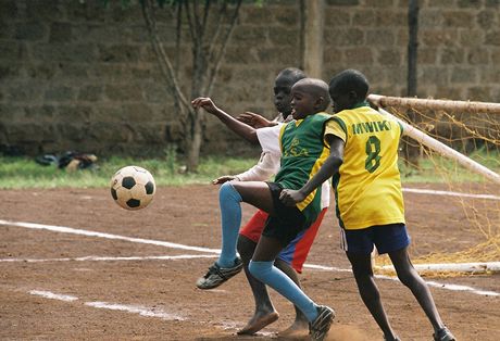 Malí kluci hrají fotbal v Nairobi.