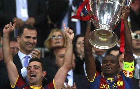 FC Barcelona  - Manchester United (Abidal slaví s trofejí).