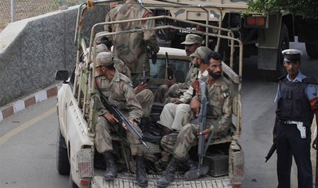 Pákistánský armádní vz vjídí po útoku ozbrojenc do námoní letecké základny