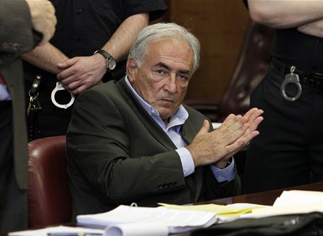 Dvaaedesátiletý Strauss-Kahn u soudu