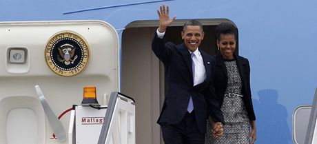 Barack Obama s manelkou Michelle po píletu do Irska