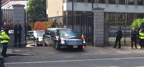 Obamova limuzína uvízla pi výjezdu z ambasády.