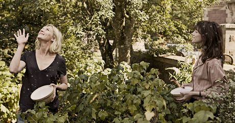 Kirsten Dunst a Charlotte Gainsbourg jako sestry v Trierov Melancholii