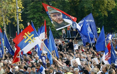 Demonstranti podporující Ratka Mladie.