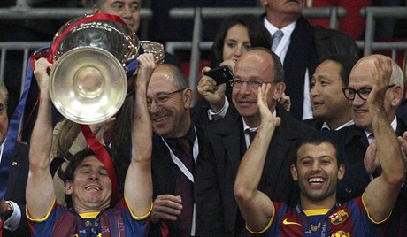 FC Barcelona  - Manchester United (Messi a Mascherano v trofejí pro vítěze Ligy mistrů).