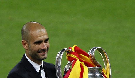 FC Barcelona  - Manchester United (Guardiola s trofejí pro vítze Ligy mistr).