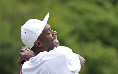 Usain Bolt pi golfu ve Slavkov u Brna.