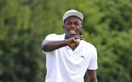 Usain Bolt pi golfu ve Slavkov u Brna.