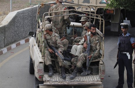 Pákistánský armádní vz vjídí po útoku ozbrojenc do námoní letecké základny