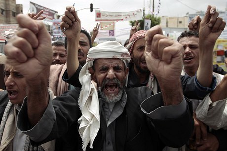 Protivládní demonstranti z jemenské metropole Saná také neprchají.
