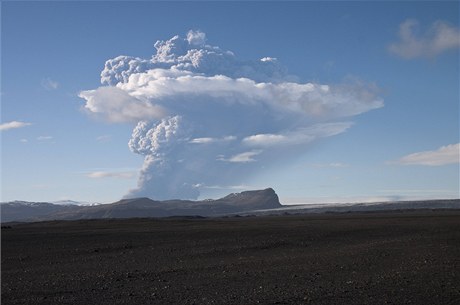 Ledovcová sopka Grímsvötn chrlí velké mnoství prachu a popela