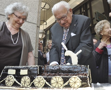 Sir Nicholas Winton oslavil 102. narozeniny