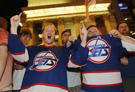 Do Winnipegu se vrací NHL. Píznivci opráili staré dresy bývalého klubu Jets a oslavovali zprávu v centru Winnipegu.