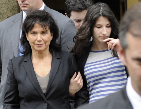 Manelka Strausse-Kahna Anne Sinclairov s nevlastn dcerou Camille odchz od newyorskho soudu