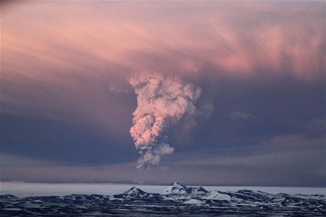 Islandská ledovcová sopka Grímsvötn chrlí dým.