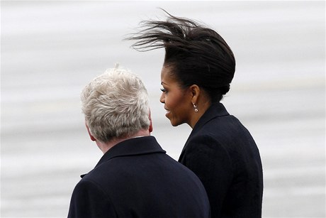 Na letiti bylo ponkud vtrno. Michelle Obamov s editelem irskho protokolu.