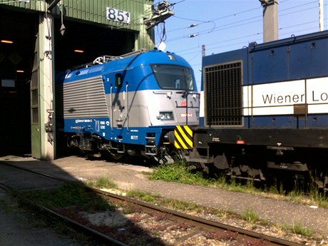 Pracovníci plzeňské Škody zachytili svůj stroj naposledy na nádraží Westbahnhof.