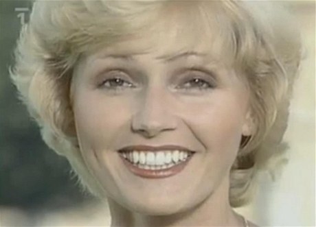 Rok 1982: Helena Vondráková vystoupila v televizi s písní Kdy zabloudí, tak zavolej. Ve stejném roce pevzala titul "zaslouilá umlkyn".