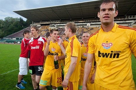 Dukla slav postup do nejvy fotbalov soute.