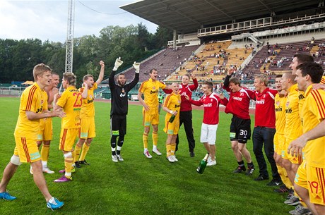 Dukla slav postup do nejvy fotbalov soute.