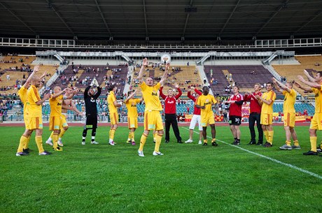 Dukla slav postup do nejvy fotbalov soute.