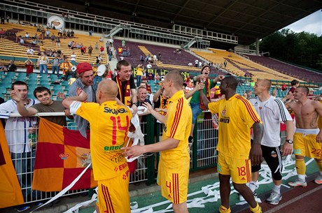 Dukla slav postup do nejvy fotbalov soute.