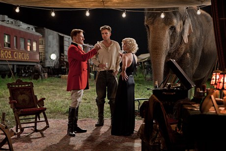 Rodinná idylka. Despotický principál (Christoph Waltz, vlevo), jeho ena krasojezdkyn (Reese Witherspoonová) a erstvý veteriná, který ke tstí se slonicí pijde (Robert Pattinson).
