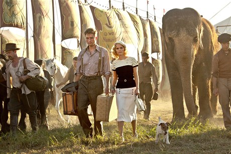 Robert Pattinson a Reese Witherspoonov ve filmu Voda pro slony
