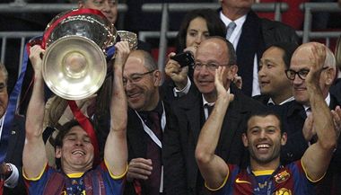 FC Barcelona - Manchester United (Messi a Mascherano v trofejí pro vítěze Ligy mistrů).