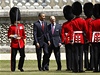 Barack Obama a princ Philipe na pehlídce estné stráe