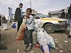 Jemenský chlapec eká se svou rodinou na evakuaci z metropole Saná.