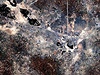 Satelitní snímky vypálené vesnice Tadalej s biblin temi stovkami dom.  