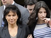 Manelka Strausse-Kahna Anne Sinclairová s nevlastní dcerou Camille odchází od newyorského soudu