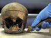 Forenzní expert zkoumá kosti obti srebrenického masakru.