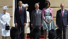 Barack Obama s man�elkou a s královskou rodinou p�i p�ehlídce