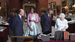 Barack Obama s man�elkou si prohlí�ejí vzácné sbírky Buckinghamského paláce