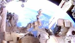 Posádka Endeavouru potřetí vystoupila do kosmu
