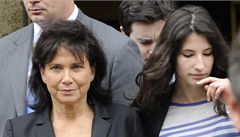 Man�elka Strausse-Kahna Anne Sinclairová s nevlastní dcerou Camille odchází od newyorského soudu