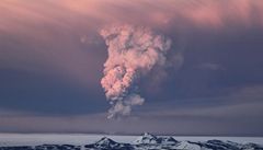 Islandská ledovcová sopka Grímsvötn chrlí dým.