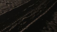 Otisk pneumatiky v popelem zasypaném m�ste�ku Kirkjubaejarklaustur