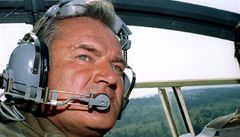 Ratko Mladi na snímku z roku 1995 nad bosenskou Zepou