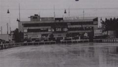 Historick fotografie ze stadionu tvanice.
