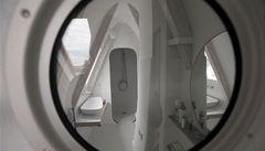 Nejp�vabn�j�í �ástí bytu je sv�tlá nautická koupelna.