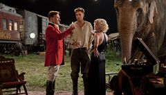 Rodinná idylka. Despotický principál (Christoph Waltz, vlevo), jeho ena krasojezdkyn (Reese Witherspoonová) a erstvý veteriná, který ke tstí se slonicí pijde (Robert Pattinson).