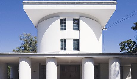 Feuersteinova budova nymburského krematoria z let 192223 (spoluautor Bohumil Sláma) se stala ikonou architektonického purismu. 