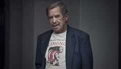 Václav Havel v triku s nápisem anglického pekladu jeho filmu Odcházení (Leaving).